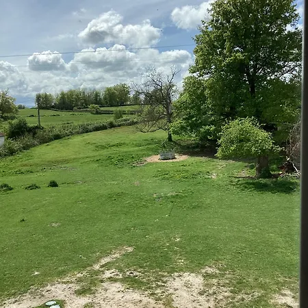 Nocleg ze śniadaniem Maison Allianes Avrilly (Allier)